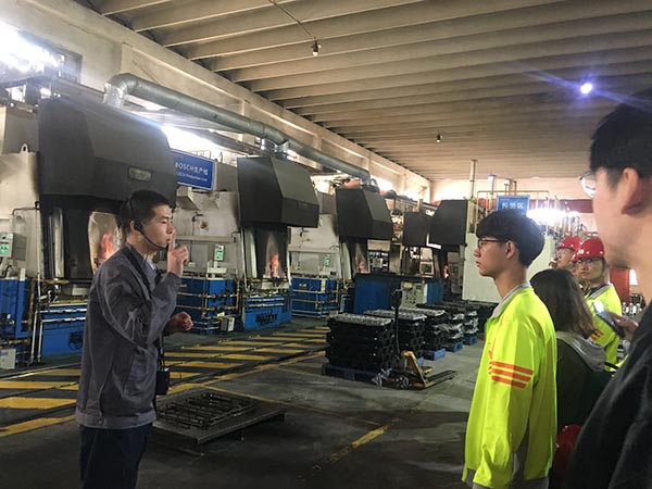 青島科技大學組織學生來青島豐東熱處理參觀學習